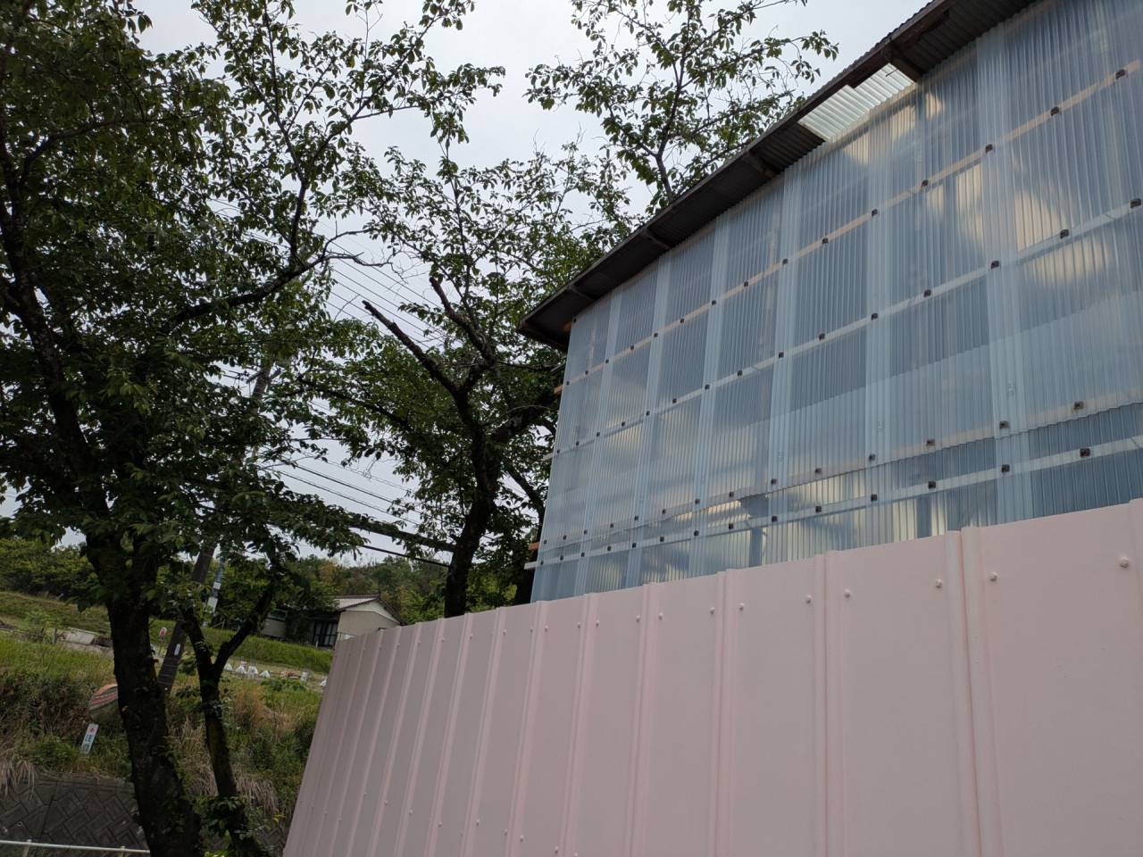 会社の顔が新しくなりました！新入社員によるゲート塗装の様子をご紹介