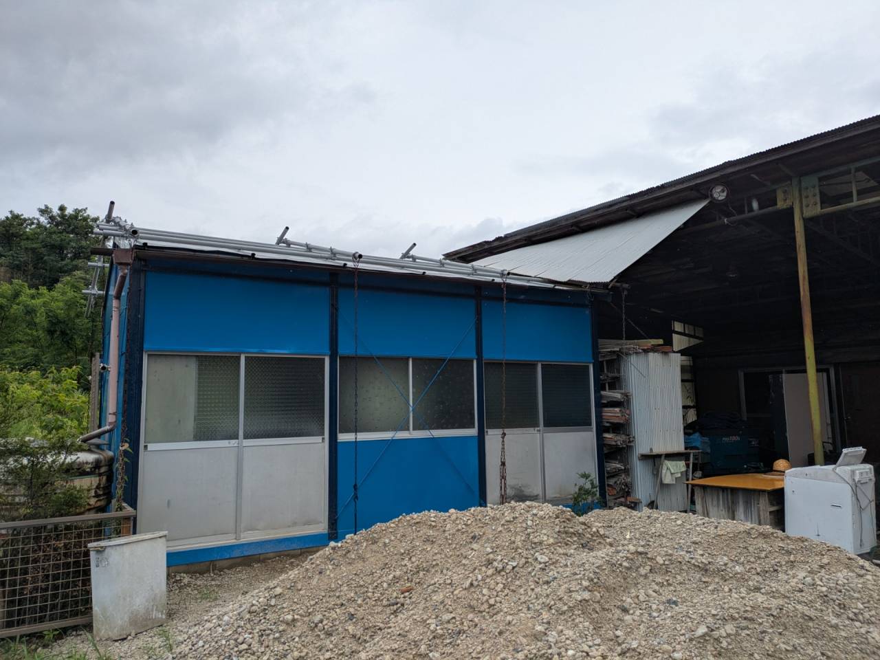 会社の敷地内の修繕作業～まだ電気を通していない別の事務所を修繕中～