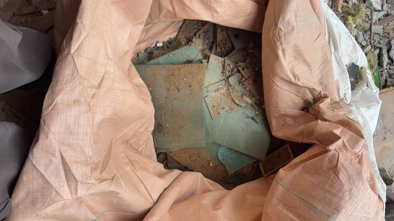 解体現場の裏側公開！あの大きな袋「フレコンバッグ」に詰めるものは？